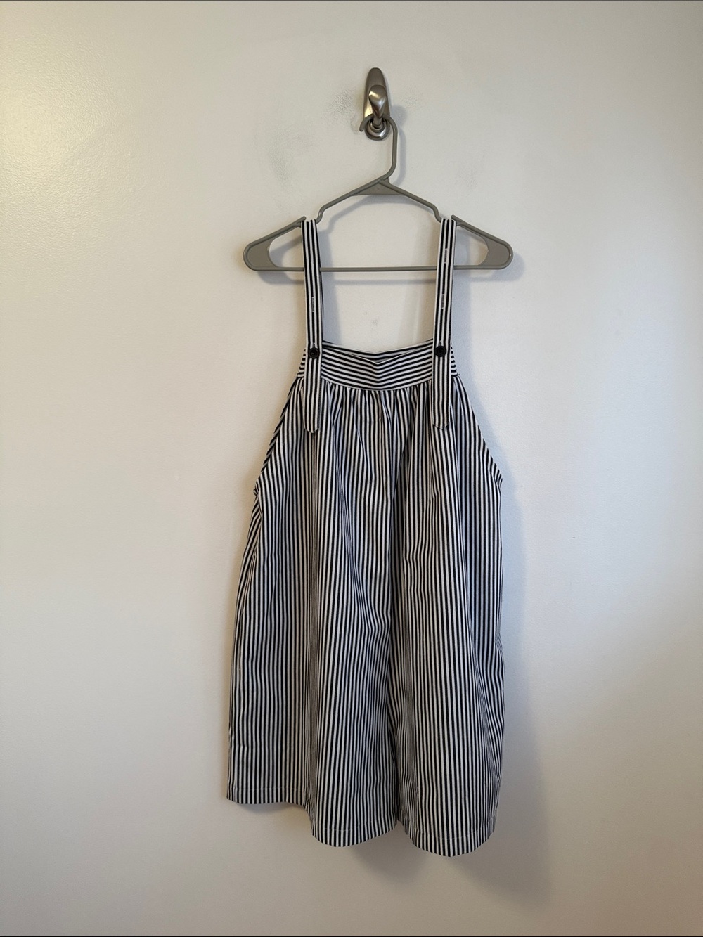 Preowned Women’s Size M Black/white striped oversized Overall shorts